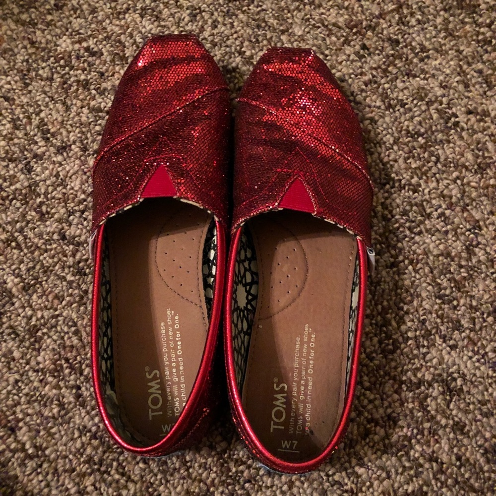 Red glitter toms